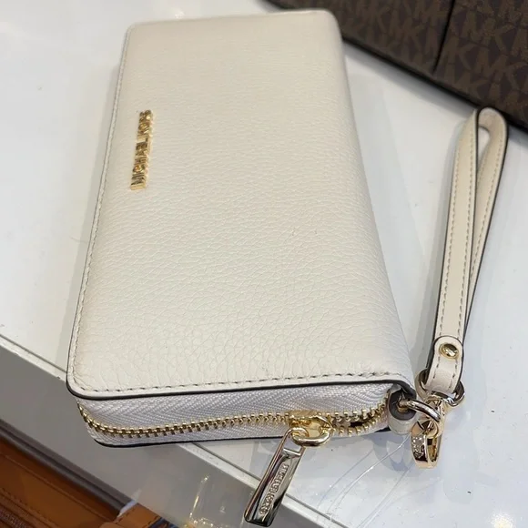 MICHAEL KORS
Leather Continental Wristlet Phone Case Wallet
Light Cream
NWT - Picture 15 of 16